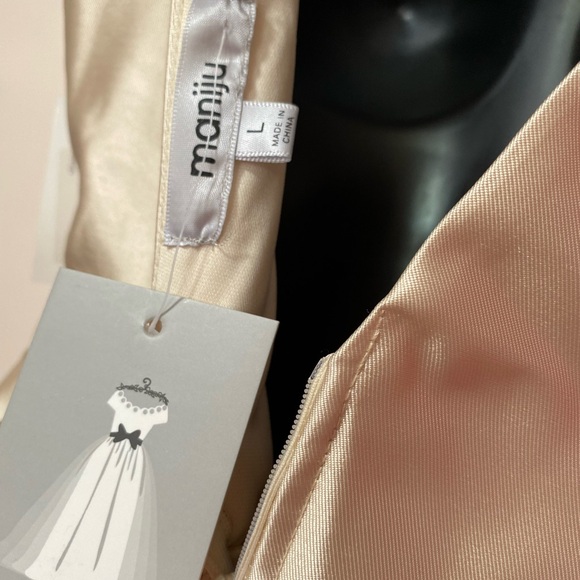 Elegant Cream Sleeveless Dress - Picture 5 of 5